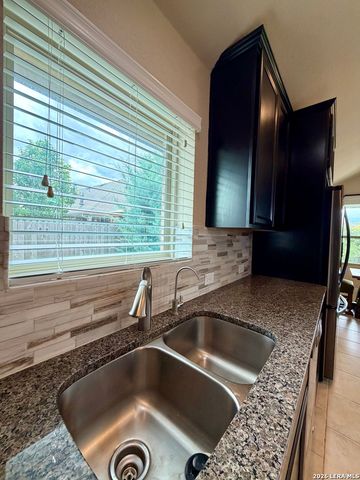 646 Ridge Lawn Dr, New Braunfels, TX 78130
