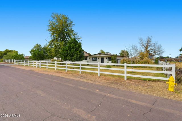 2858 E REDFIELD Road, Gilbert, AZ 85234