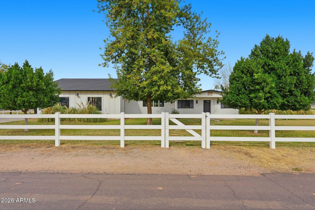 Image 13 of property listing at 2858 E REDFIELD Road, Gilbert, AZ 85234