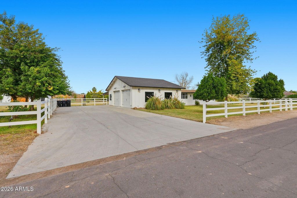 Image 14 of property listing at 2858 E REDFIELD Road, Gilbert, AZ 85234