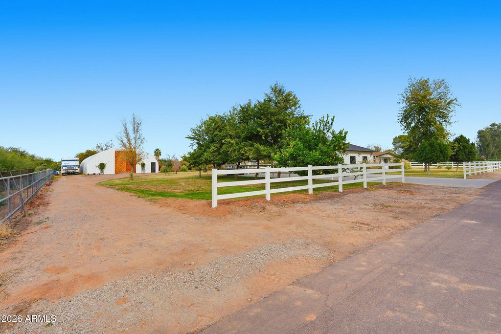 Image 15 of property listing at 2858 E REDFIELD Road, Gilbert, AZ 85234