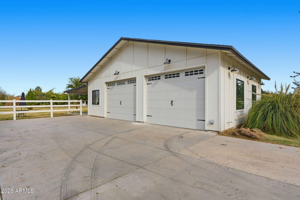 Image 16 of property listing at 2858 E REDFIELD Road, Gilbert, AZ 85234