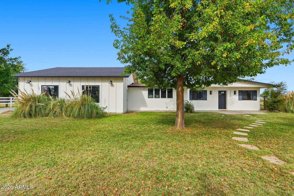 Image 17 of property listing at 2858 E REDFIELD Road, Gilbert, AZ 85234