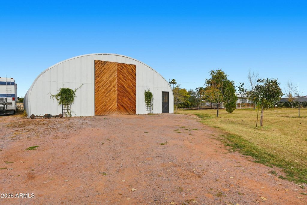 Image 2 of property listing at 2858 E REDFIELD Road, Gilbert, AZ 85234