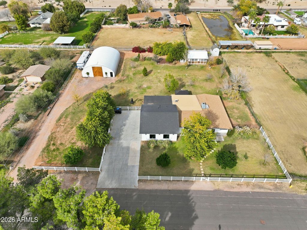 Image 3 of property listing at 2858 E REDFIELD Road, Gilbert, AZ 85234