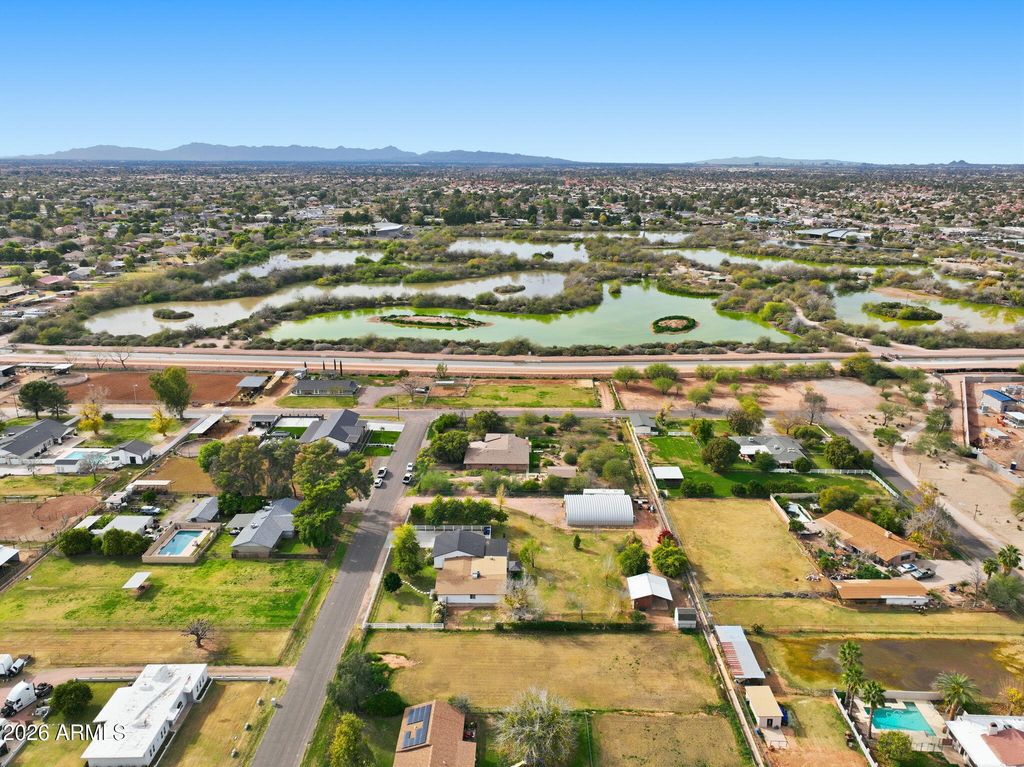 Image 9 of property listing at 2858 E REDFIELD Road, Gilbert, AZ 85234