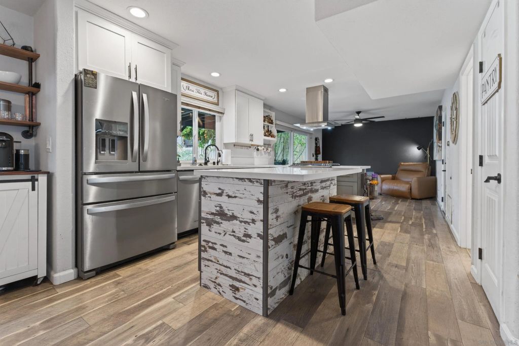 976 Dimarino St, San Diego, CA 92114