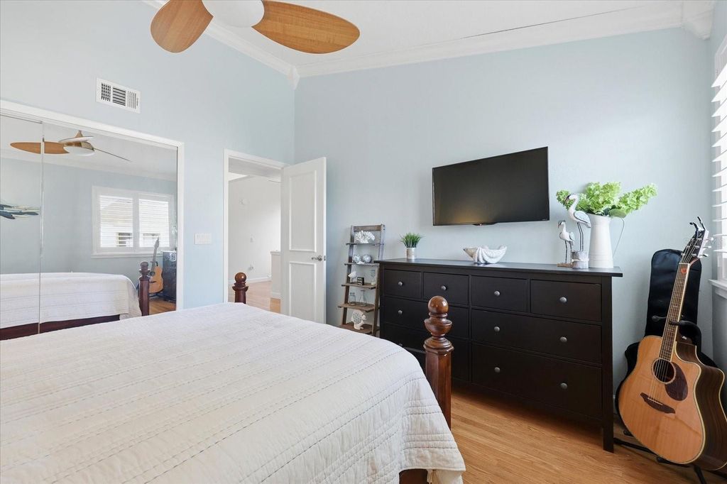 Image 34 of property listing at 501 SANDY HOOK ROAD, Treasure Island, FL 33706