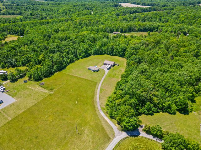 5555 King Robert Ln, Westmoreland, TN 37186