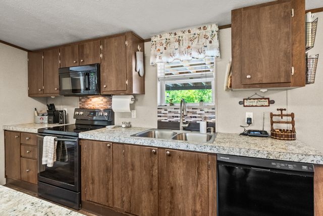 5555 King Robert Ln, Westmoreland, TN 37186