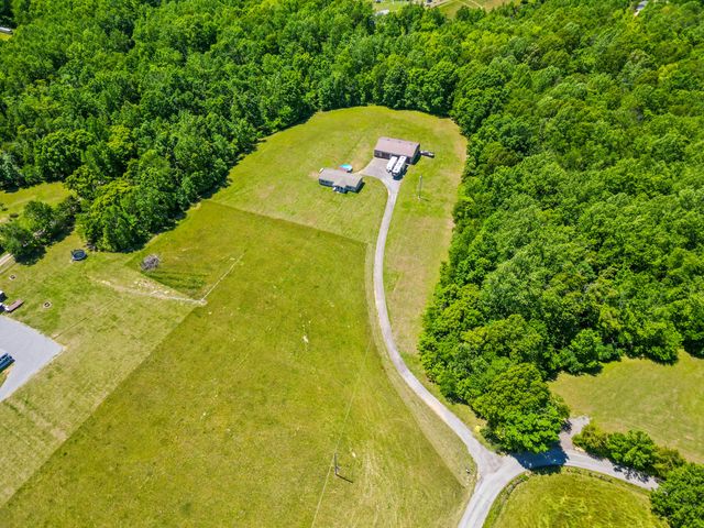 5555 King Robert Ln, Westmoreland, TN 37186