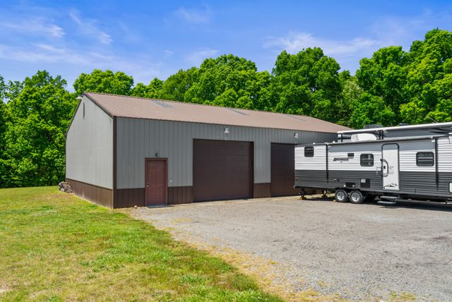 5555 King Robert Ln, Westmoreland, TN 37186