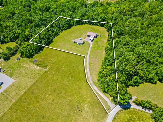 5555 King Robert Ln, Westmoreland, TN 37186