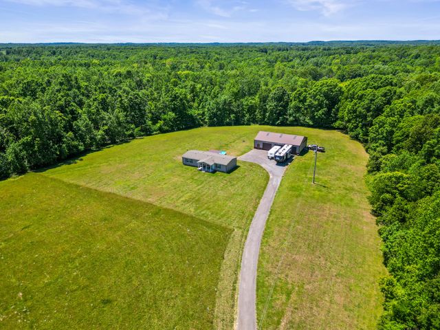 5555 King Robert Ln, Westmoreland, TN 37186