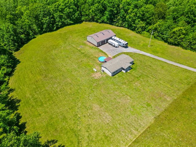 5555 King Robert Ln, Westmoreland, TN 37186