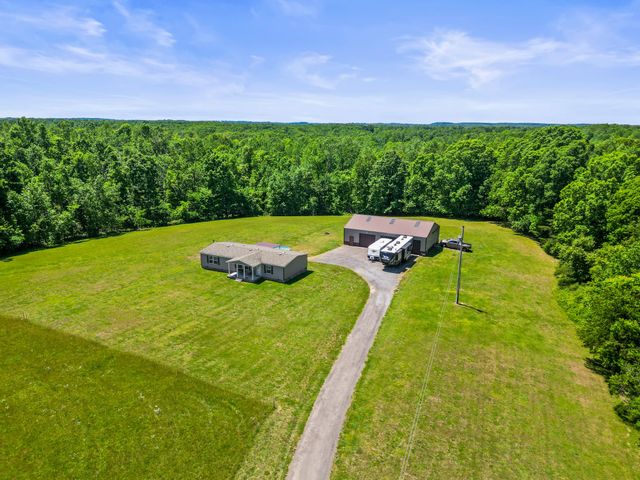 5555 King Robert Ln, Westmoreland, TN 37186