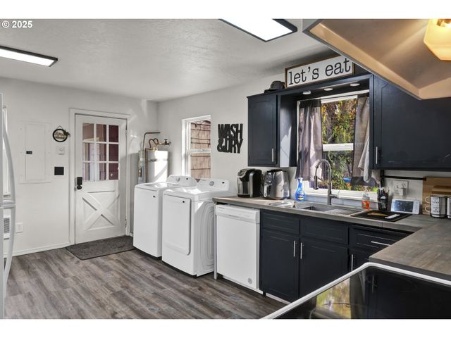 422 ELDER St, Drain, OR 97435