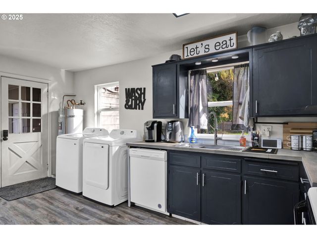 422 ELDER St, Drain, OR 97435