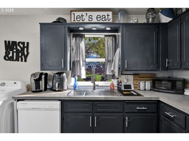 422 ELDER St, Drain, OR 97435