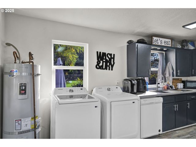 422 ELDER St, Drain, OR 97435