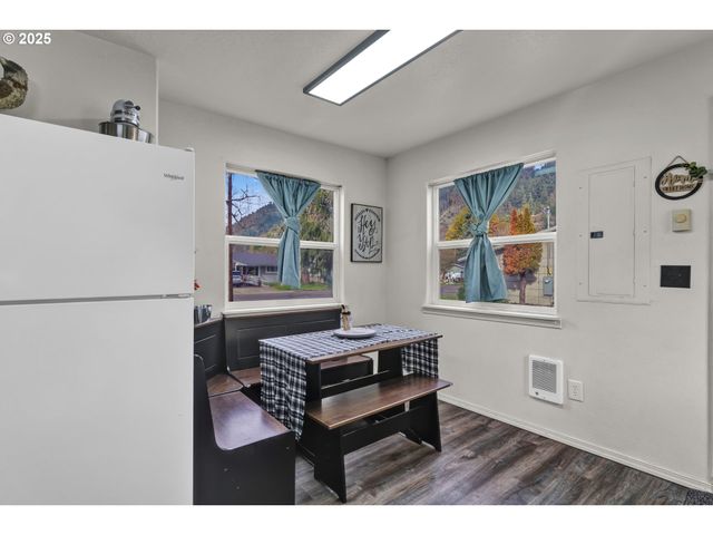 422 ELDER St, Drain, OR 97435