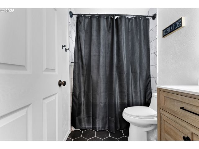 422 ELDER St, Drain, OR 97435