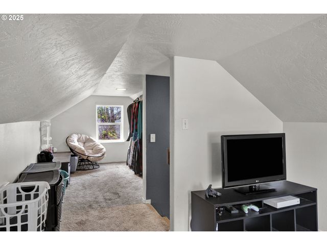 422 ELDER St, Drain, OR 97435