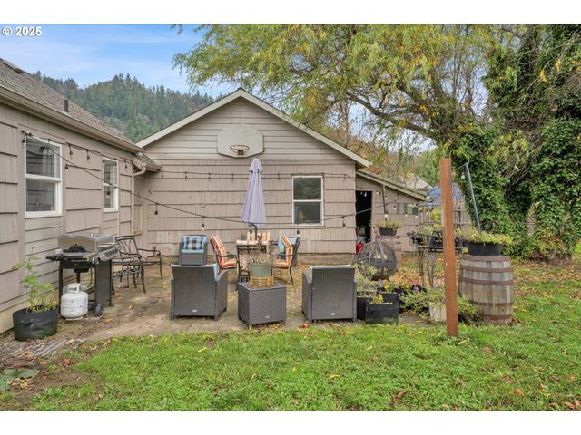 422 ELDER St, Drain, OR 97435