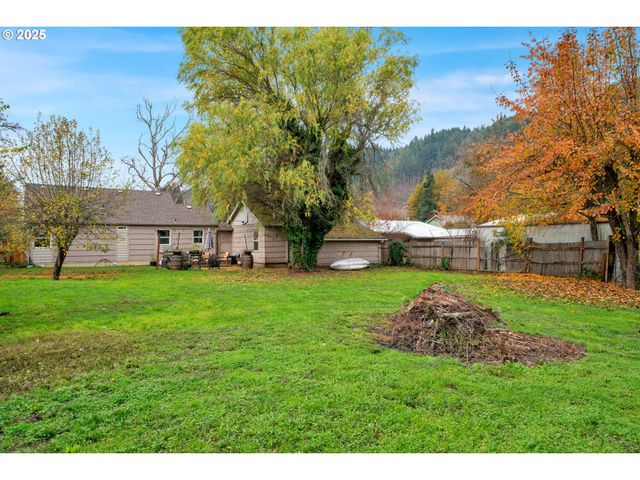 422 ELDER St, Drain, OR 97435