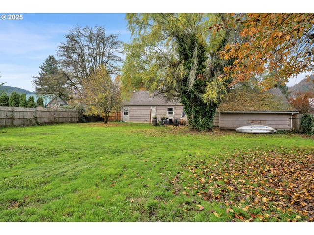 422 ELDER St, Drain, OR 97435