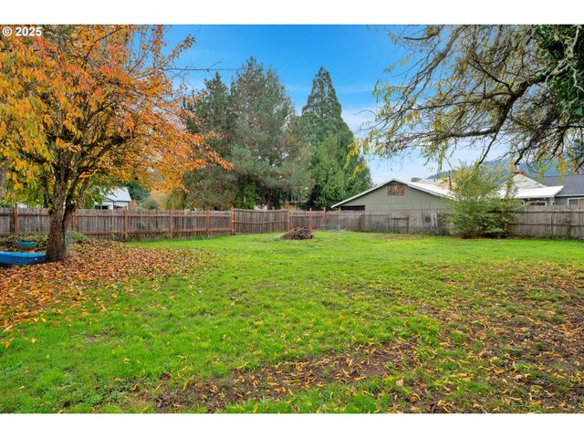 422 ELDER St, Drain, OR 97435