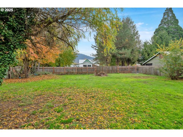 422 ELDER St, Drain, OR 97435