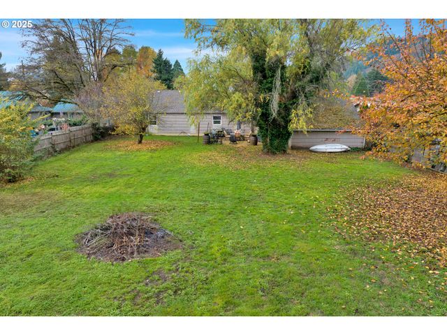 422 ELDER St, Drain, OR 97435