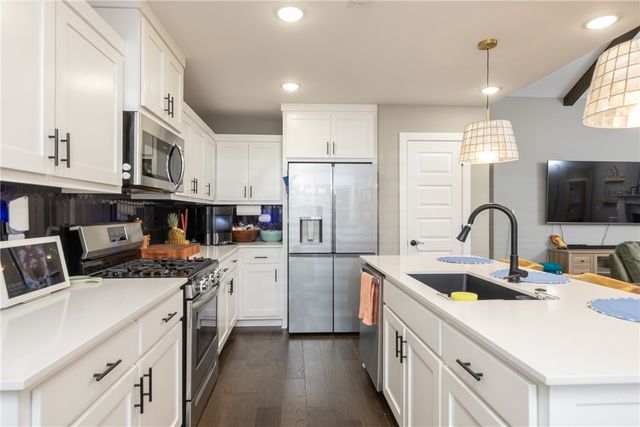 4035 E Riverdale Drive, Fayetteville, AR 72701