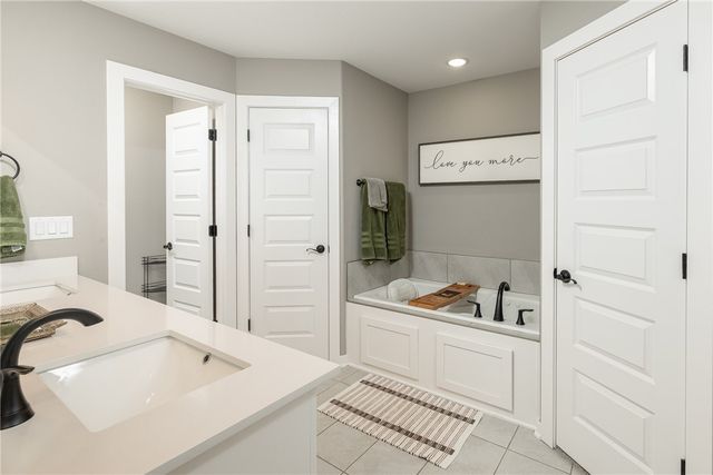 4035 E Riverdale Drive, Fayetteville, AR 72701