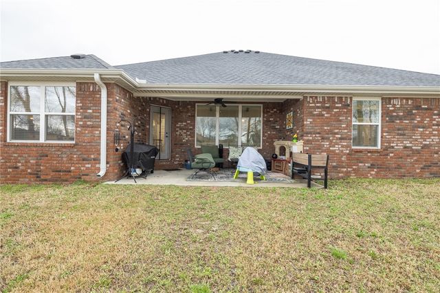 4035 E Riverdale Drive, Fayetteville, AR 72701