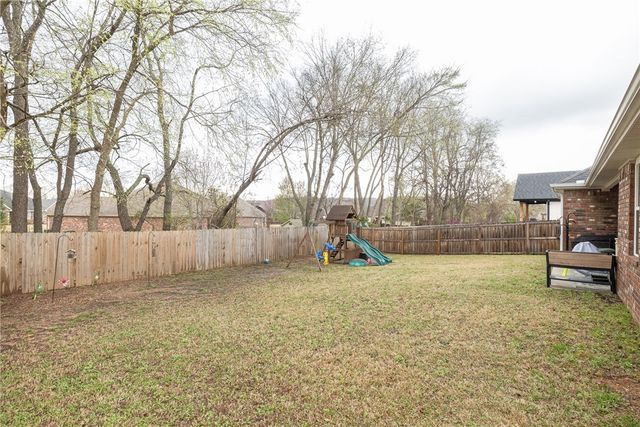 4035 E Riverdale Drive, Fayetteville, AR 72701