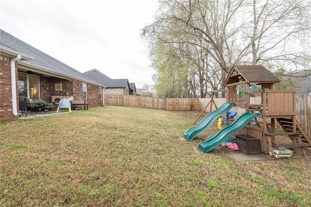 4035 E Riverdale Drive, Fayetteville, AR 72701