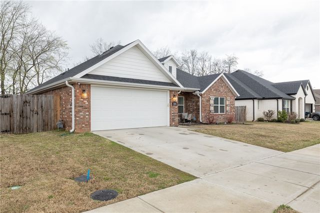 4035 E Riverdale Drive, Fayetteville, AR 72701