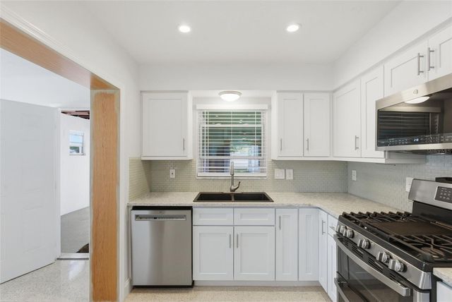 828 89TH AVENUE N, St Petersburg, FL 33702