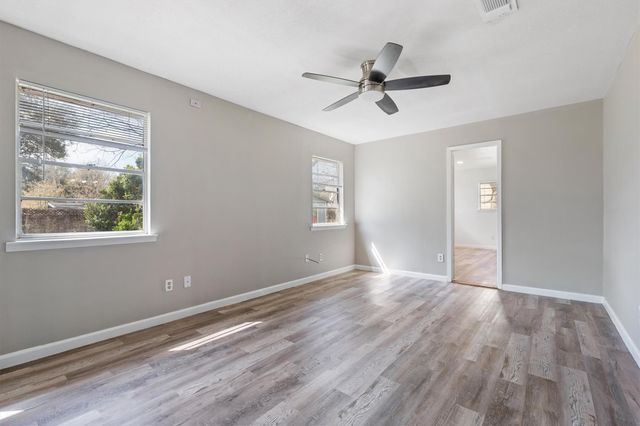 1106 Hackberry DR, Marble Falls, TX 78654