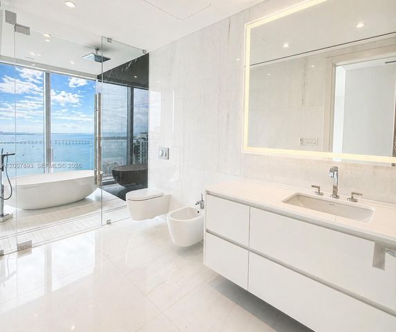 300 Biscayne Boulevard Way 4201E, Miami, FL 33131