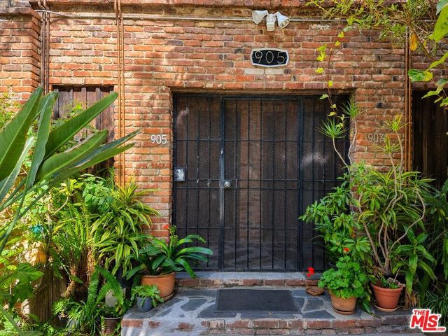 905 Sanborn Avenue, Los Angeles, CA 90029