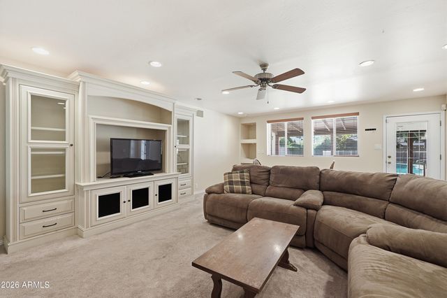 3223 E WELDON Avenue, Phoenix, AZ 85018