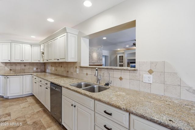 3223 E WELDON Avenue, Phoenix, AZ 85018