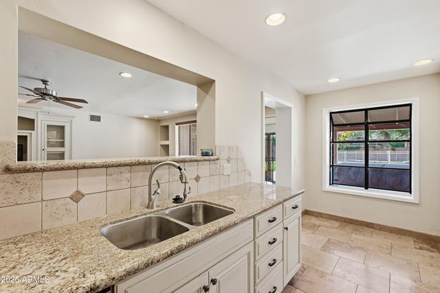 3223 E WELDON Avenue, Phoenix, AZ 85018