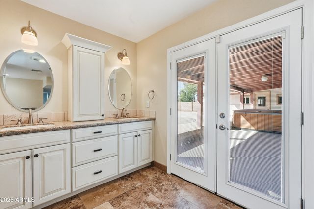 3223 E WELDON Avenue, Phoenix, AZ 85018