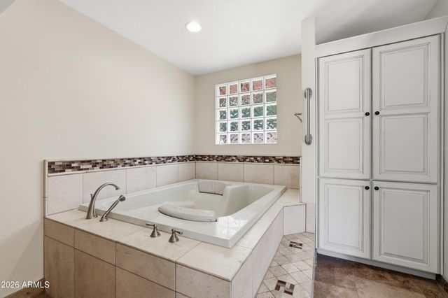 3223 E WELDON Avenue, Phoenix, AZ 85018