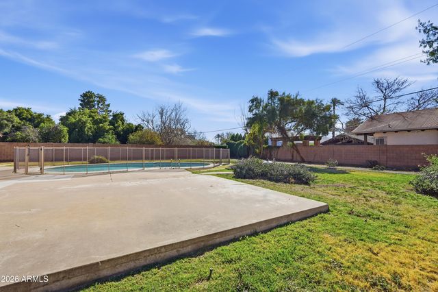 3223 E WELDON Avenue, Phoenix, AZ 85018