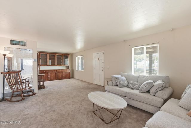 3223 E WELDON Avenue, Phoenix, AZ 85018